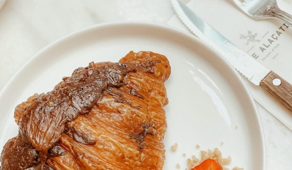 cover-Delicious-chocolate-croissant-paired-with-fresh-strawberries-perfect-for-a-sweet-brunch